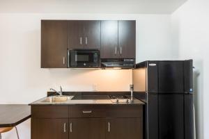 Kuchyň nebo kuchyňský kout v ubytování Studio 6-Mccarran, NV - Sparks - Tahoe - Reno Industrial Center