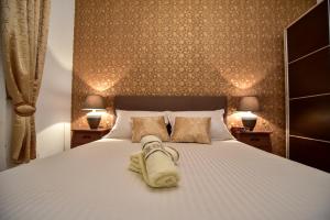 een slaapkamer met een bed met een handdoek erop bij Apartment Lavande 2 in Pridraga