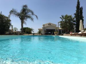 Bazén v ubytovaní Villa Vravrona Tower & Suites alebo v jeho blízkosti