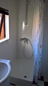 un bagno con doccia e lavandino di Mountainview Lodge - Chalet im Zillertal direkt am 5 Sterne Campingplatz Aufenfeld mit Hallenbad und Sauna a Aschau