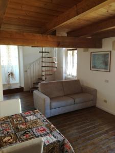 sala de estar con sofá y escalera en P&P Piazza Bergamo Apartment, en Bérgamo
