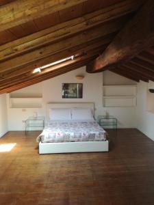 una camera con letto in una stanza con soffitti in legno di P&P Piazza Bergamo Apartment a Bergamo