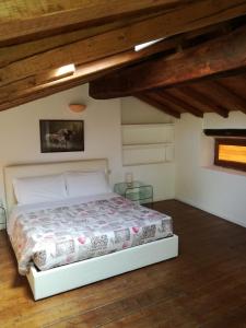 ベルガモにあるP&P Piazza Bergamo Apartmentの木製の天井の客室で、ベッドルーム1室(ベッド1台付)