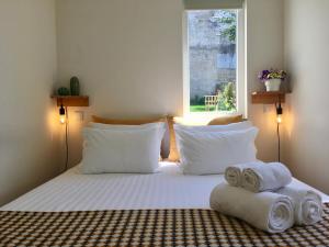 um quarto com uma cama com toalhas em Bonfim 234 Townhouse no Porto
