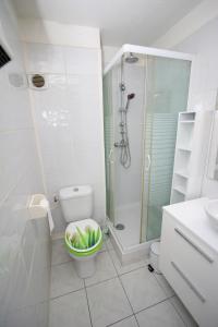 ル・バルカレスにあるFront de Merのバスルーム(シャワー、トイレ、シンク付)