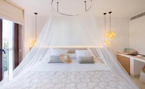 Łóżko lub łóżka w pokoju w obiekcie Gatzara Suites Santa Gertrudis