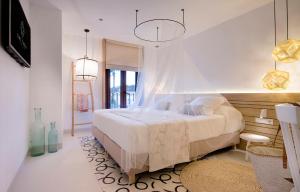Łóżko lub łóżka w pokoju w obiekcie Gatzara Suites Santa Gertrudis