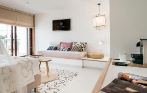 Telewizja i/lub zestaw kina domowego w obiekcie Gatzara Suites Santa Gertrudis