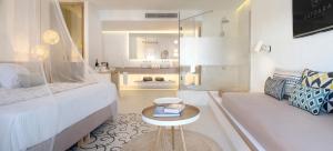 salon z łóżkiem i kanapą w obiekcie Gatzara Suites Santa Gertrudis w mieście Santa Gertrudis de Fruitera