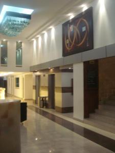 een lobby van een gebouw met een bord aan de muur bij Hotel Real Rex in León