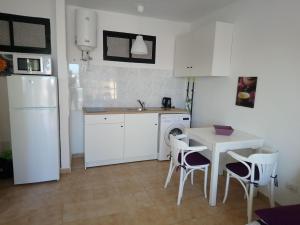 Kuchyň nebo kuchyňský kout v ubytování BEACH & POOL
