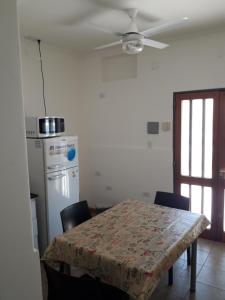 a kitchen with a table with chairs and a ceiling fan at Departamento Maipú in Paraná