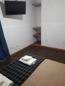 a room with two white towels sitting on a rug at Departamento Maipú in Paraná
