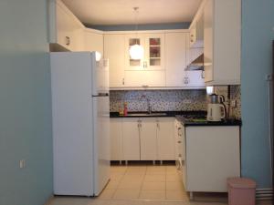 A kitchen or kitchenette at Zübeyde Hanım Homes