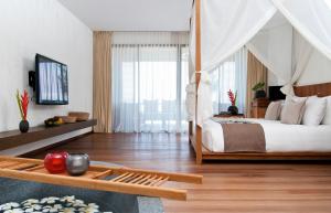 Televiisor ja/või meelelahutuskeskus majutusasutuses Hansar Samui Resort & Spa - SHA Extra Plus