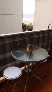 une table avec une plante assise au-dessus dans l'établissement Apartamento Libra 6, à Villa Gesell