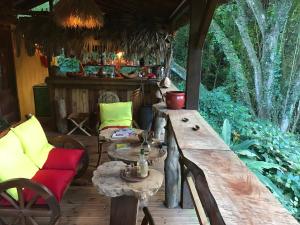 Khu vực ghế ngồi tại Martinique Treehouse