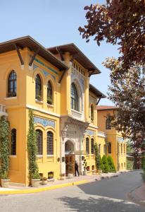 żółty budynek z mężczyzną stojącym przed nim w obiekcie Four Seasons Hotel Istanbul at Sultanahmet w Stambule