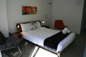 Tempat tidur dalam kamar di Atlas Suites and Apartments