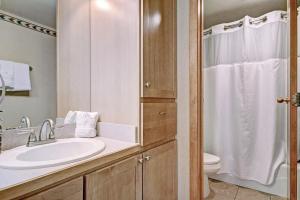 Ένα μπάνιο στο Vs440H Village Square Hotel Room