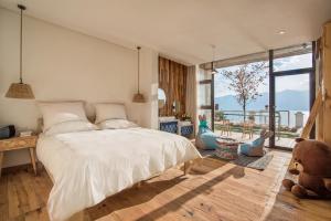 Postel nebo postele na pokoji v ubytování 大理远山青Stone Hill悬崖海景民宿 Dali Verdant Whisper-Stone Hill Seaview Inn