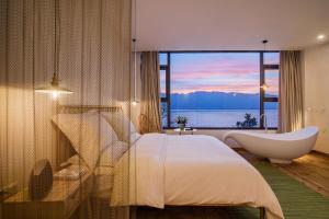 Postel nebo postele na pokoji v ubytování 大理远山青Stone Hill悬崖海景民宿 Dali Verdant Whisper-Stone Hill Seaview Inn