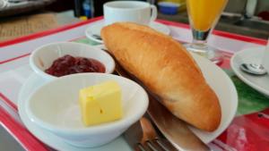 um prato de comida com um pão e um pedaço de manteiga em An Bang Beach Villa em Hoi An