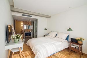 Postel nebo postele na pokoji v ubytování 大理远山青Stone Hill悬崖海景民宿 Dali Verdant Whisper-Stone Hill Seaview Inn