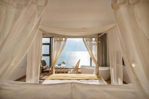 Postel nebo postele na pokoji v ubytování 大理远山青Stone Hill悬崖海景民宿 Dali Verdant Whisper-Stone Hill Seaview Inn