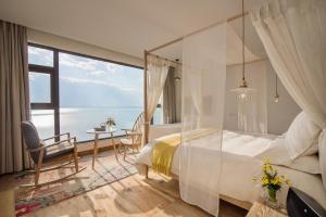 Postel nebo postele na pokoji v ubytování 大理远山青Stone Hill悬崖海景民宿 Dali Verdant Whisper-Stone Hill Seaview Inn
