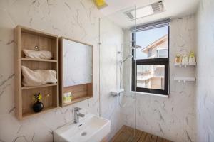 Koupelna v ubytování 大理远山青Stone Hill悬崖海景民宿 Dali Verdant Whisper-Stone Hill Seaview Inn + 37 fotografií