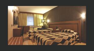 una habitación de hotel con 2 camas en una habitación en Susuzlu Hotel, en Izmir