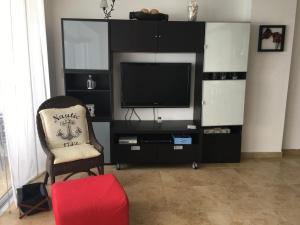 TV a/nebo společenská místnost v ubytování Marbella Apartment Juan Dolio