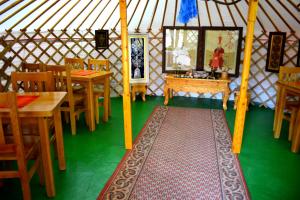 Un restaurante u otro lugar para comer en Danista Nomads Tour Hostel