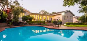 uma piscina em frente a uma casa em Westville Bed and Breakfast em Durban