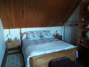 Primelin的住宿－Maison Entre Terre et Mer，一间卧室设有一张木天花板床。
