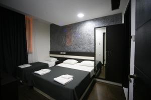 Postel nebo postele na pokoji v ubytování West Tower Hotel