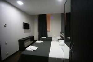 Postel nebo postele na pokoji v ubytování West Tower Hotel