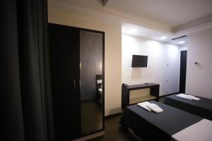 Postel nebo postele na pokoji v ubytování West Tower Hotel