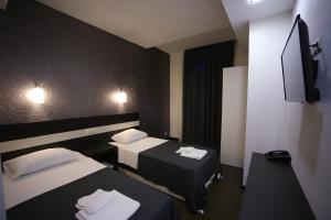 Postel nebo postele na pokoji v ubytování West Tower Hotel