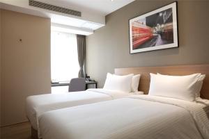 Postel nebo postele na pokoji v ubytování Bridal Tea House Hotel-Free Shuttle Bus for Canton Fair