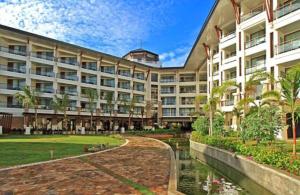 un gran edificio con un estanque frente a él en The Bellevue Resort en Panglao City