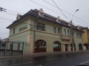 un edificio al lado de una calle en Apartament Eminescu 1, en Mediaş