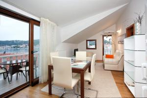 Photo de la galerie de l'établissement Apartments Tisno - Villa Mare, à Tisno