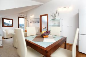 Photo de la galerie de l'établissement Apartments Tisno - Villa Mare, à Tisno