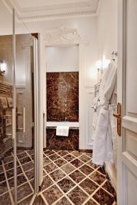 La salle de bains est pourvue d'une douche à l'italienne et d'une porte en verre. dans l'établissement Villa Victor Louis - Bordeaux Centre, à Bordeaux