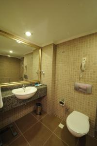 Koupelna v ubytování Burcman Hotel
