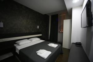Postel nebo postele na pokoji v ubytování West Tower Hotel