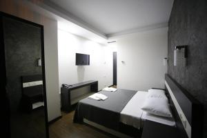 Postel nebo postele na pokoji v ubytování West Tower Hotel