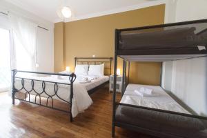2 Etagenbetten in einem Zimmer mit Holzböden in der Unterkunft Athens City Themis 3 in Athen